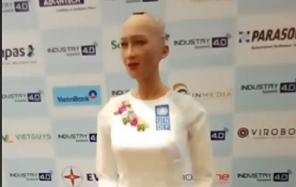 VIDEO Trực tiếp: Sophia mặc áo dài duyên dáng, giao lưu với người Việt