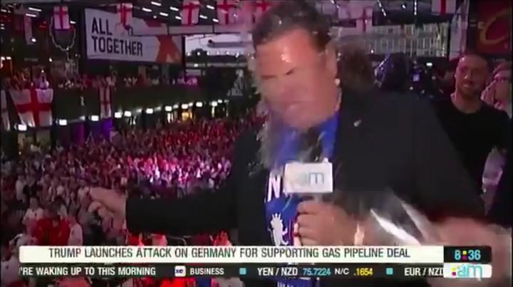 Video: Bị hất bia thẳng mặt, phóng viên bình tĩnh tác nghiệp giữa hàng trăm CĐV Anh