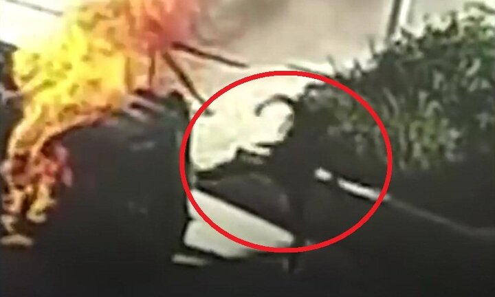 Clip: Tài xế mắc kẹt trong xe bốc cháy, người hùng ứng cứu kịch tính như phim hành động