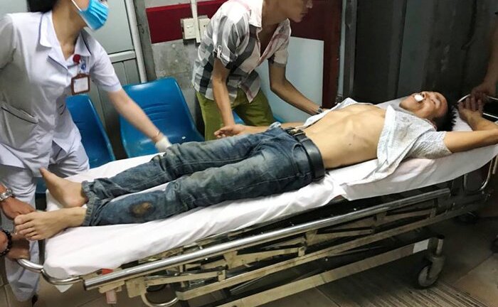 Đứng chơi cùng bạn, nam thanh niên bị nhóm côn đồ chém gục