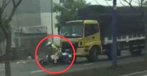 Clip: Bị chặn đầu, tài xế xe tải húc đổ xe CSGT rồi bỏ trốn