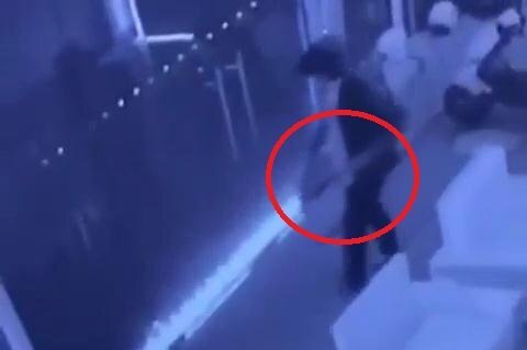 Clip: Trộm dùng xà beng đục két sắt nhà dân mùa World Cup