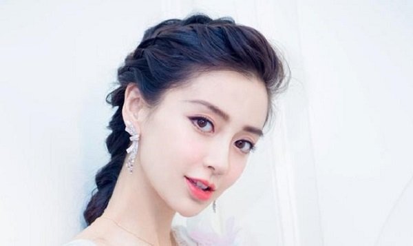 Sợ con trai bị chụp lén, Angela Baby giật điện thoại của khách trong nhà hàng, đòi kiểm tra?