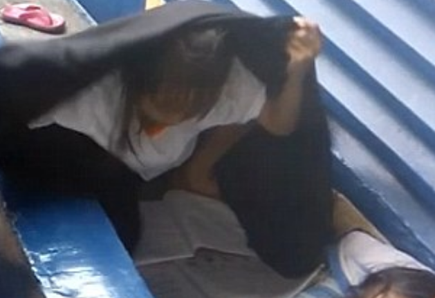 Video: Cảm động bé gái 8 tuổi bị đuổi khỏi nhà vẫn đội mưa cắm cúi làm bài tập