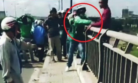 Clip: Tài xế Grabbike hành động nhanh như cắt, cứu người nhảy cầu tự tử thành công
