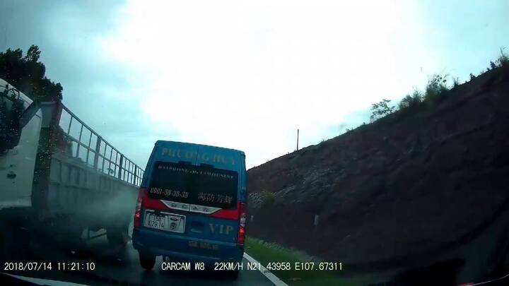 Clip: Xe khách 16 chỗ vượt ẩu, suýt bị đâm nát ở Quảng Ninh
