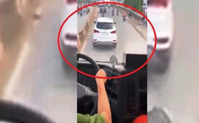 Tài xế cản đường xe cứu hỏa bị tước bằng lái 2 tháng