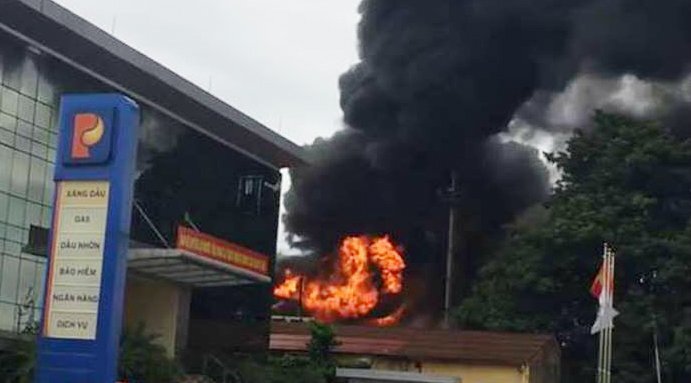 Trạm biến áp phát nổ cạnh cây xăng ở Bắc Ninh, người dân hoảng loạn tháo chạy