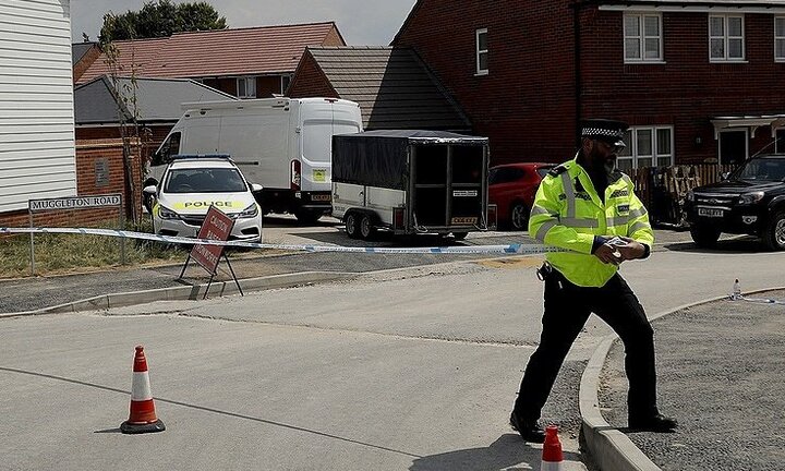 Nghi ngờ công dân bị đầu độc bằng Novichok: Cảnh sát Anh nắm trong tay hơn 400 mẫu vật