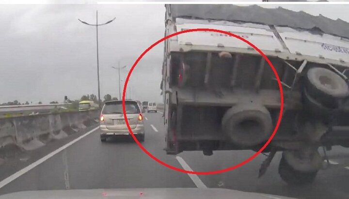 Clip: Xe tải nổ lốp, lật thảm khốc trên cao tốc như phim hành động