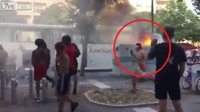 Clip: Fan cuồng đốt xe buýt, vật ngửa ô tô con mừng Pháp vô địch