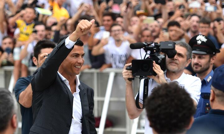 Ronaldo đến Italia, chính thức ra mắt Juventus