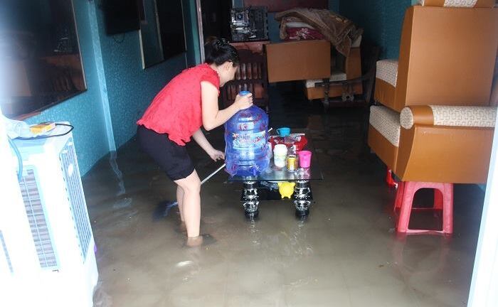 Ảnh: Mưa lớn kéo dài, dân Hà Tĩnh sống chung với lũ