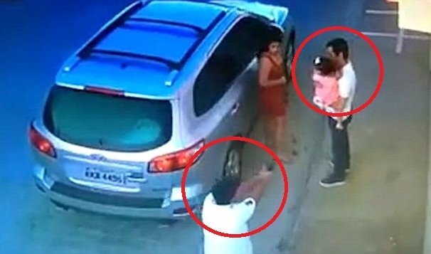 Clip: Bố bình tĩnh đưa con cho người khác bế trước khi bị sát thủ bắn chết