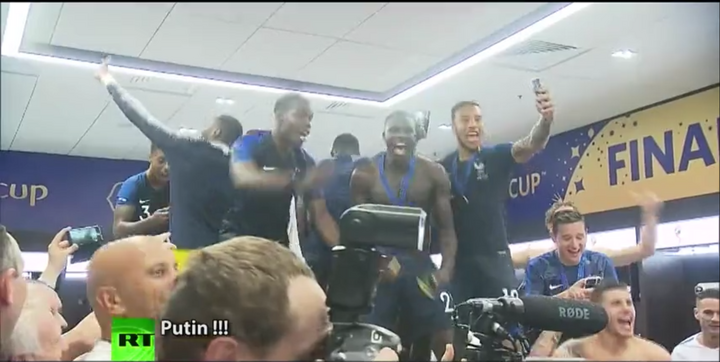 Quá phấn khích, cầu thủ Pháp cởi trần, nhảy múa ăn mừng trước mặt các tổng thống