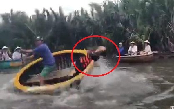 Clip: Trò lắc thuyền thúng cảm giác mạnh khiến du khách khóc thét ở Hội An