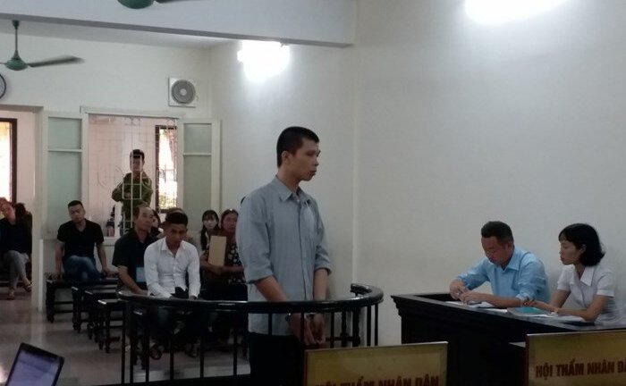 Lén đâm đối thủ trong lúc bắt tay hòa giải sau mâu thuẫn