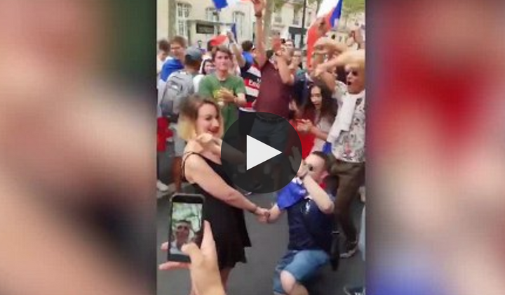 Video: Tranh thủ ăn mừng vô địch để cầu hôn, CĐV Pháp bị từ chối phũ phàng