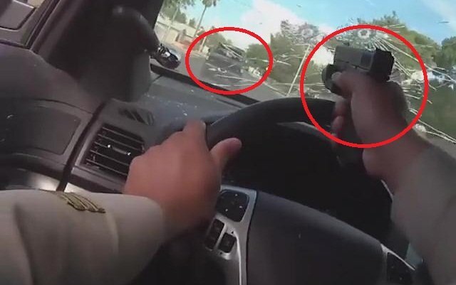 Clip: Cảnh sát vừa lái ô tô truy đuổi, vừa đấu súng với tội phạm như phim hành động