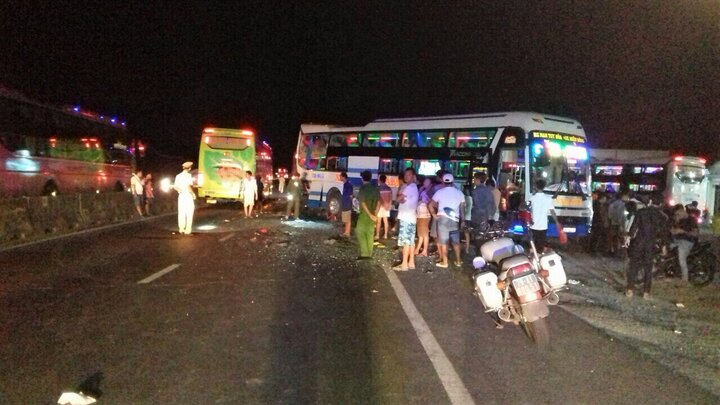 Xe khách tông nhau liên hoàn khiến 4 người thương vong