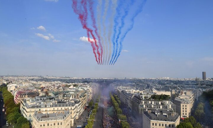 Máy bay phản lực trình diễn tuyệt đẹp mừng nhà vô địch World Cup trở về Paris