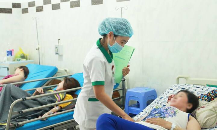 Cấp cứu 13 nữ công nhân Bình Dương bị ngộ độc khí