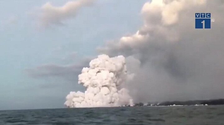 Clip: 'Bom nham thạch' rơi trúng, xuyên thủng mái tàu du lịch trên biển