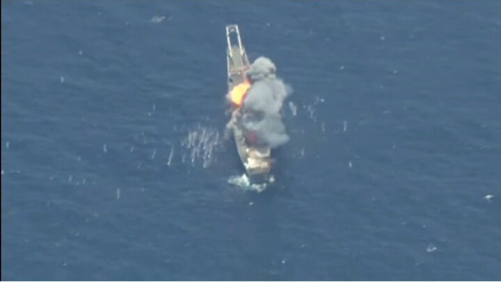 Video: Mỹ và đồng minh phóng tên lửa, ngư lôi đánh chìm tàu chiến