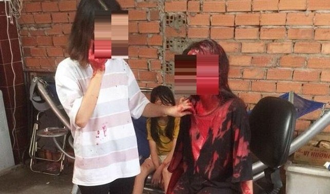 Đang ở trong nhà, cô gái bị 4 kẻ lạ mặt tưới sơn lên người