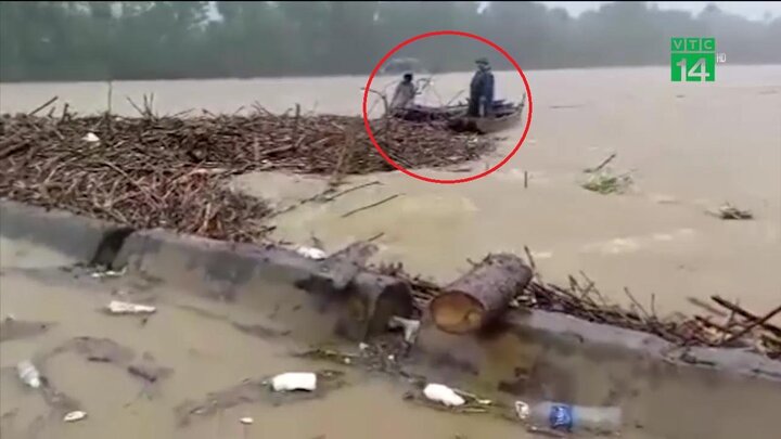 Clip: Lũ dâng cao cực nguy hiểm, dân Hà Tĩnh vẫn liều mình vớt 'lộc trời'