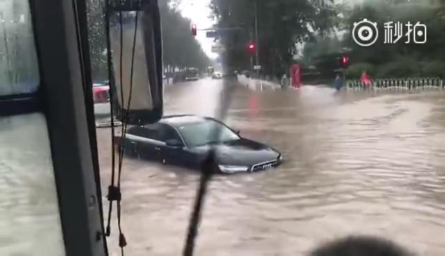 Trung Quốc: Phố biến thành sông, ô tô bì bõm bơi trong biển nước