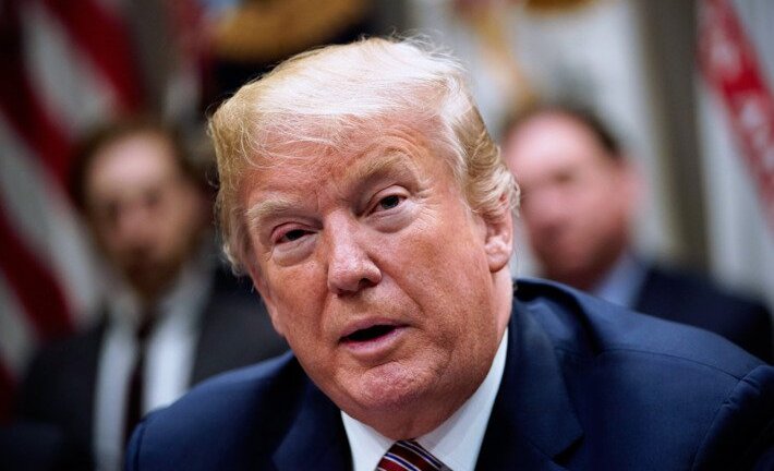 Video: Điện trong Nhà Trắng phụt tắt đúng lúc Tổng thống Trump nói về tình báo Mỹ