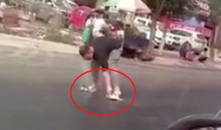 Clip: Đường chảy nhựa nhão nhoét vì nắng nóng, thanh niên vừa đi vừa vật vã gỡ dép