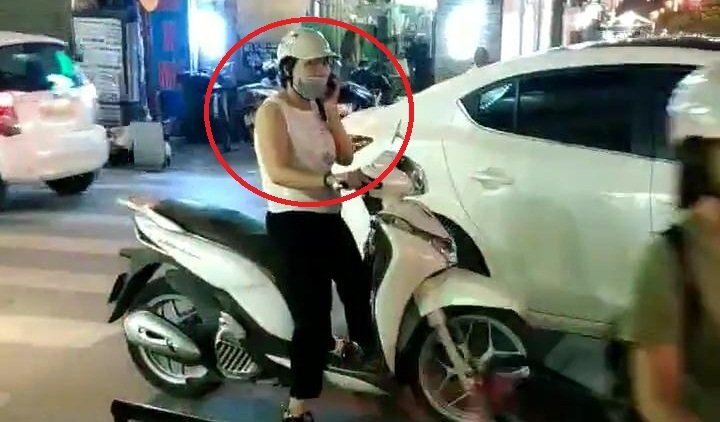 Clip: Nữ 'ninja' nghênh ngang dừng xe giữa ngã ba buôn điện thoại khiến dân mạng 'sôi máu'