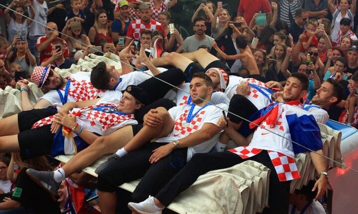 Hú vía cảnh đội tuyển Croatia suýt va phải dây điện khi diễu hành