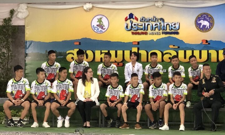 Đội bóng nhí Thái Lan họp báo: Ngạc nhiên khoảnh khắc thợ lặn Anh tìm thấy toàn đội