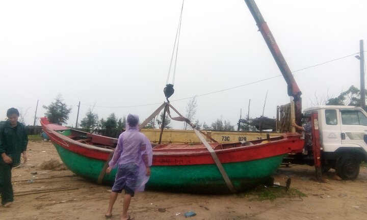 Dân Quảng Bình dùng xe cẩu đưa thuyền lên bờ né bão số 3