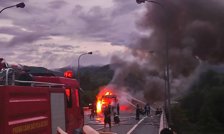 Xe khách bốc cháy sau tiếng nổ, hàng chục hành khách đập cửa kính thoát thân