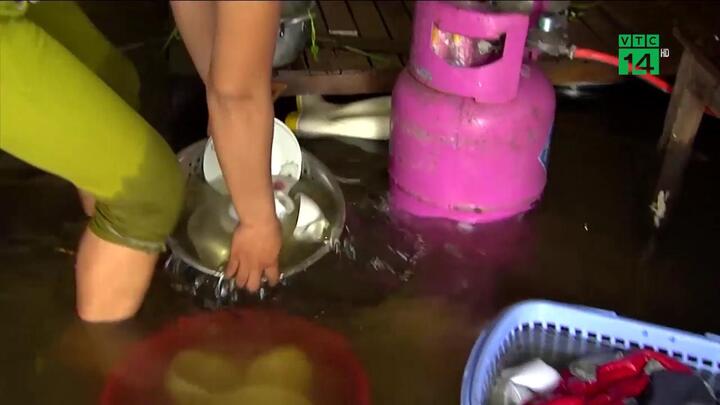 Bão số 3 áp sát Thanh Hóa: Nước lên nhanh nhấn chìm đồ đạc, dân khốn khổ không kịp trở tay