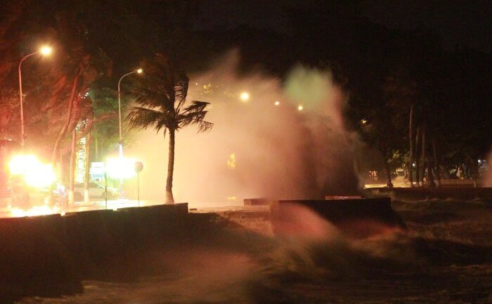 Video: Những trận cuồng phong tấn công bờ biển Đồ Sơn