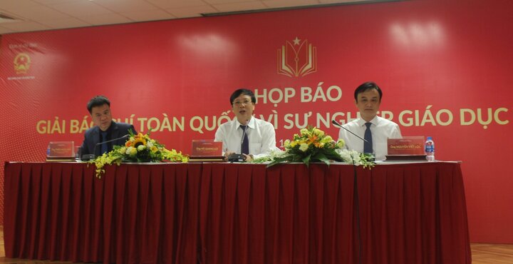 Tham gia Giải báo chí toàn quốc ‘Vì sự nghiệp giáo dục’ nhận chuyến thăm Vương Quốc Anh