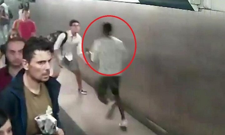 Clip: Nghi phạm chạy trốn cảnh sát bị nam thanh niên lao ra ôm chặt