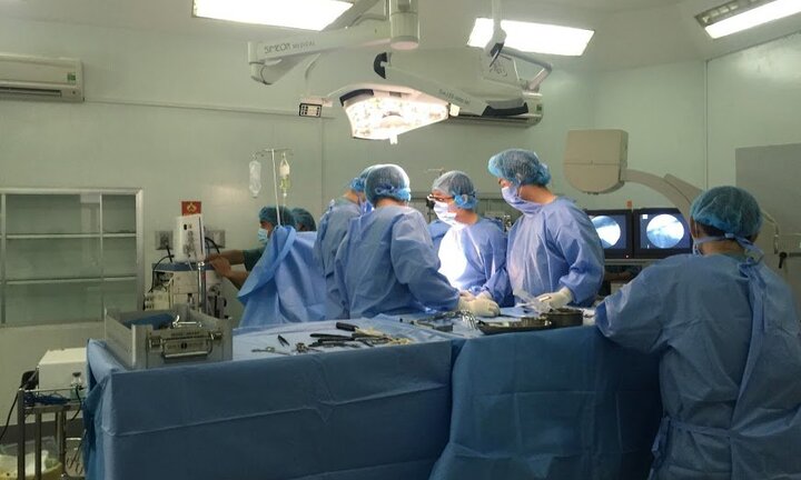 Mảnh kính vỡ đâm thủng tim, người đàn ông bị tràn 2.000 ml máu vào phổi