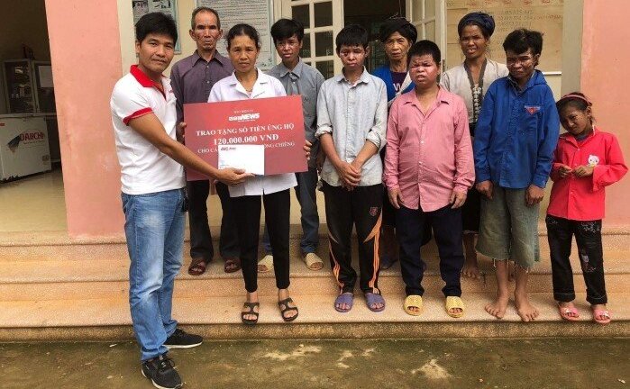 VTC News trao 120 triệu đồng cho bệnh nhân khô da sắc tố và cán bộ y tế ở Mường Chiềng