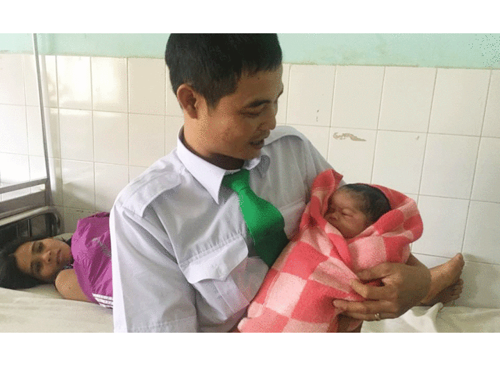 Tài xế đỡ đẻ cho sản phụ ngay trên xe taxi