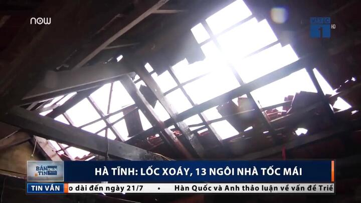 Clip: Lốc xoáy càn quét Hà Tĩnh, nhà dân tốc mái tan hoang