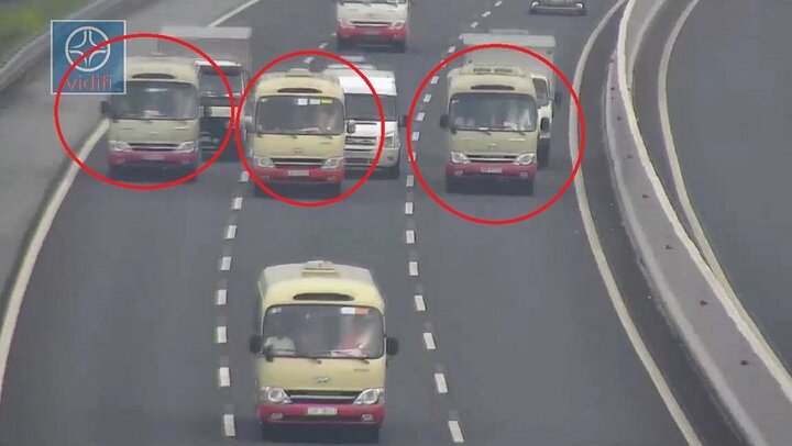 Clip: 3 xe khách ngông nghênh dàn hàng ngang trên cao tốc Hà Nội - Hải Phòng