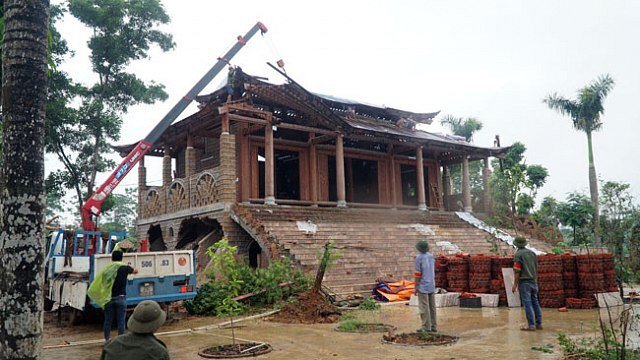Video: 500 người cùng máy xúc, xe cẩu phá dỡ cung điện thờ thiên ở Ba Vì