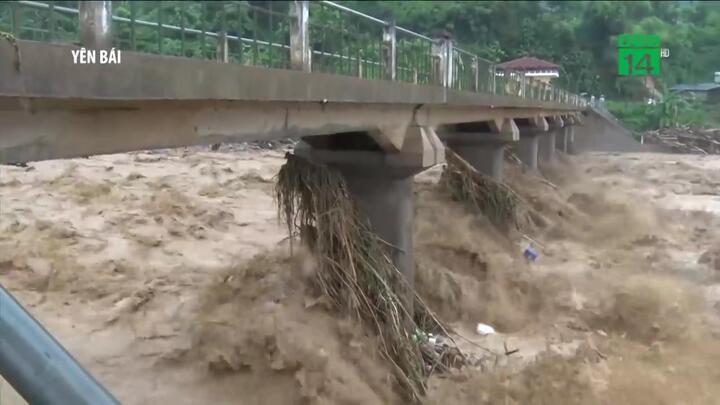 Clip: Lũ cuồn cuộn cuốn trôi nhà cửa, hơn chục người chết và mất tích