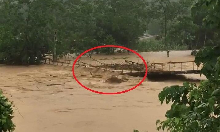 Clip: Lũ dâng cao gần chục mét, nuốt chửng cầu treo ở Yên Bái